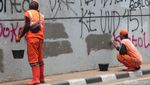 Pascademo, PPSU Bersihkan Vandalisme di Tembok Flyover Senayan