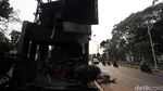 Hangus Porak Poranda, Begini Potret Pos Polisi Senayan yang Dibakar Massa