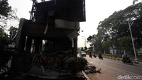 Pos Polisi Senayan persis di depan Hotel Mulia dibakar massa tadi malam.