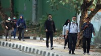 Para pegawai yang berkantor di sekitar Palmerah dan Senayan terpaksa berjalan kaki menuju Stasiun kereta api Palmerah.