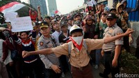 Para pelajar yang memakai seragam putih abu-abu ataupun Pramuka ini melempari gedung DPR dengan batu. Mereka juga merusak fasilitas umum.