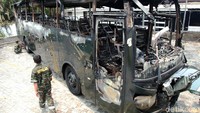 Badan bus tampak hangus terbakar.