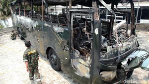 Aksi Rusuh Kemarin Massa Juga Bakar Bus TNI