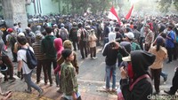 Dari para pelajar itu, ada yang memakai baju putih-abu-abu, seragam pramuka, bahkan ada juga siswa yang memakai seragam batik SMP dengan keterangan tulisan Cibinong.