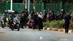 Ada Demo Pegawai Kantor Pulang Jalan Kaki