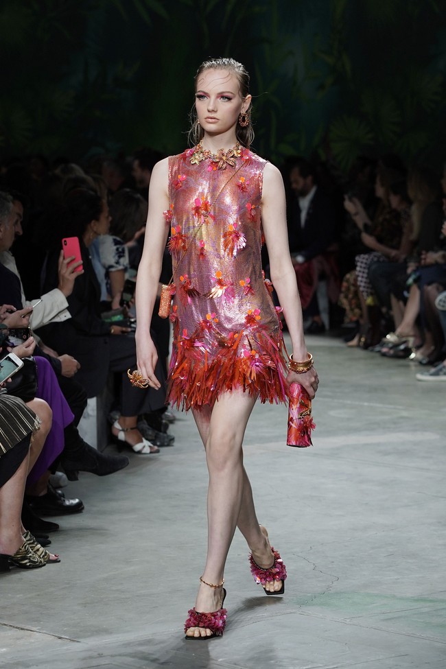 Fashion show koleksi Spring 2020 Versace yang menampilkan busana ala 90-an di Milan Fashion Week 2019, Milan, Italia. Jumat (20/9/2019). Photo by Vittorio Zunino Celotto/Getty Images