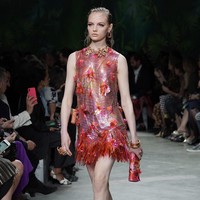 Fashion show koleksi Spring 2020 Versace yang menampilkan busana ala 90-an di Milan Fashion Week 2019, Milan, Italia. Jumat (20/9/2019). Photo by Vittorio Zunino Celotto/Getty Images