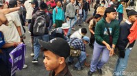 Massa pelajar yang berdemo di gedung DPR menuntut agar RUU KUHP dibatalkan.