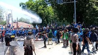 Massa aksi terlihat kesal karena tak satupun anggota DPRD Sulteng yang hingga pukul 11.48 WITA menemuinya. Di DPRD Sulteng sendiri, sedang ada acara pelantikan anggota dewan untuk masa jabatan 2019-2024