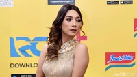 Dinda Kirana mengenakan gaun bernuansa gold. Foto: Noel/detikFoto