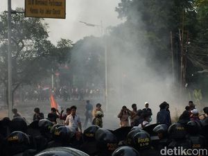Makin Panas! Massa Putih Abu-abu Lempar Batu ke Dalam Kompleks DPR