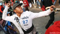 Mereka beraksi di pintu belakang kompleks DPR.