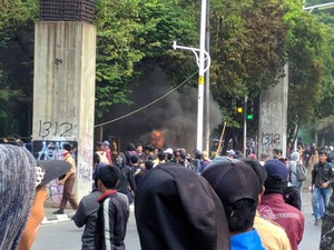 Pakai Putih Abu-abu, Massa Pelajar Bakar Traffic Cone di Belakang DPR