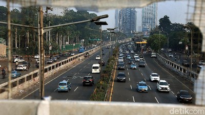 Tol Dalkot Normal Lagi, Mobil-mobil Lintasi Coretan Nakal Mahasiswa