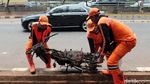 Bangkai Motor Sisa Kerusuhan Aksi Demo Mahasiswa Dipindahkan