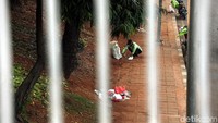 Petugas membersihkan sampah di kawasan gedung DPR, Jakarta, Rabu (24/9/2019).
