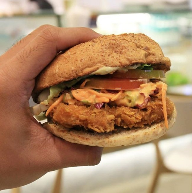 Bukan Kue Kekinian, 5 Artis Ini Pilih Jualan Burger