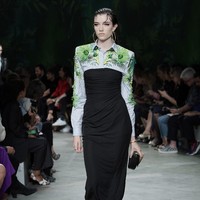 Fashion show koleksi Spring 2020 Versace yang menampilkan busana ala 90-an di Milan Fashion Week 2019, Milan, Italia. Jumat (20/9/2019). Photo by Vittorio Zunino Celotto/Getty Images