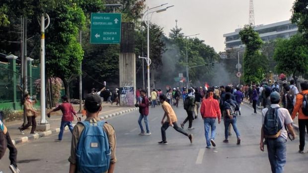 Pakai Putih Abu-abu, Massa Pelajar Bakar Traffic Cone di Belakang DPR