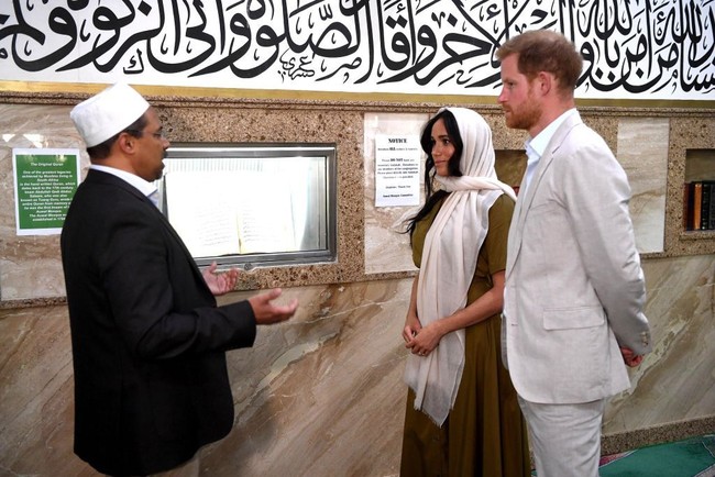 Tiba di masjid, Meghan dan Pangeran Harru disambut oleh Imam Sheikh Ismail Londt dan komunitas muslim. Dengan kerudungnya, Meghan terlihat cantik dan anggun.  Foto: Getty Images