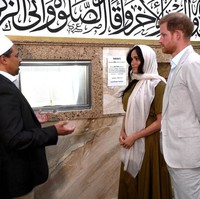 Tiba di masjid, Meghan dan Pangeran Harru disambut oleh Imam Sheikh Ismail Londt dan komunitas muslim. Dengan kerudungnya, Meghan terlihat cantik dan anggun.  Foto: Getty Images