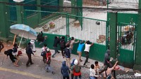 Mereka juga sempat mendorong pagar belakang gedung DPR.