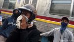 Menjaga KRL Tetap Beroperasi di Tengah Demo Rusuh