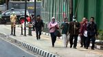 Ada Demo Pegawai Kantor Pulang Jalan Kaki