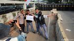 Lihat Lagi Poster Menggelitik Massa Pelajar di Kawasan DPR