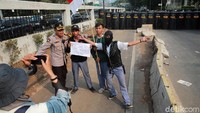 Massa aksi putih abu-abu nampak membawa poster berisi kekecewaan terhadap kinerja DPR.