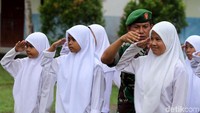 Sejumlah siswa menunjukkan posisi hormat saat mengikuti latihan baris berbaris di Pulau Simeulue, Aceh.