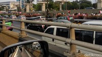 Massa pelajar di tengah-tengah tol Gatot Subroto (Foto Ramses)