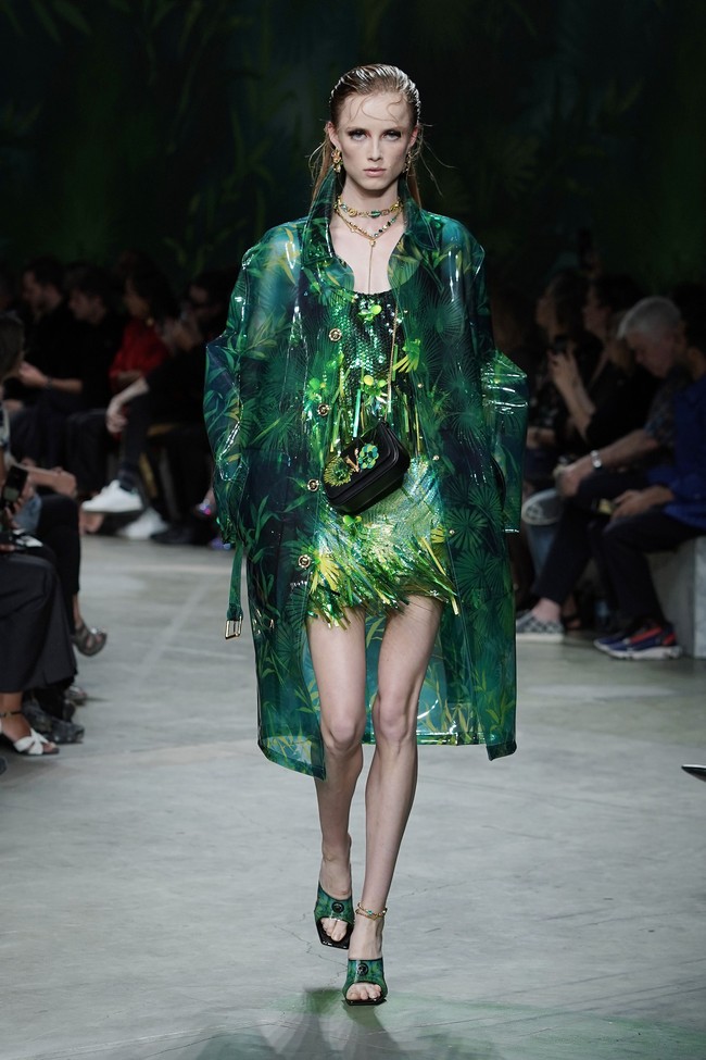 Fashion show koleksi Spring 2020 Versace yang menampilkan busana ala 90-an di Milan Fashion Week 2019, Milan, Italia. Jumat (20/9/2019). Photo by Vittorio Zunino Celotto/Getty Images