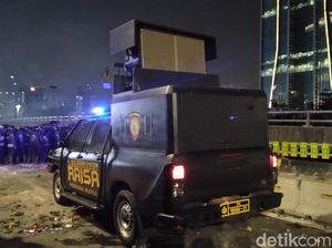 Polisi Tenangkan Massa Rusuh di Slipi: Hentikan, Kami Bukan Musuh Anda