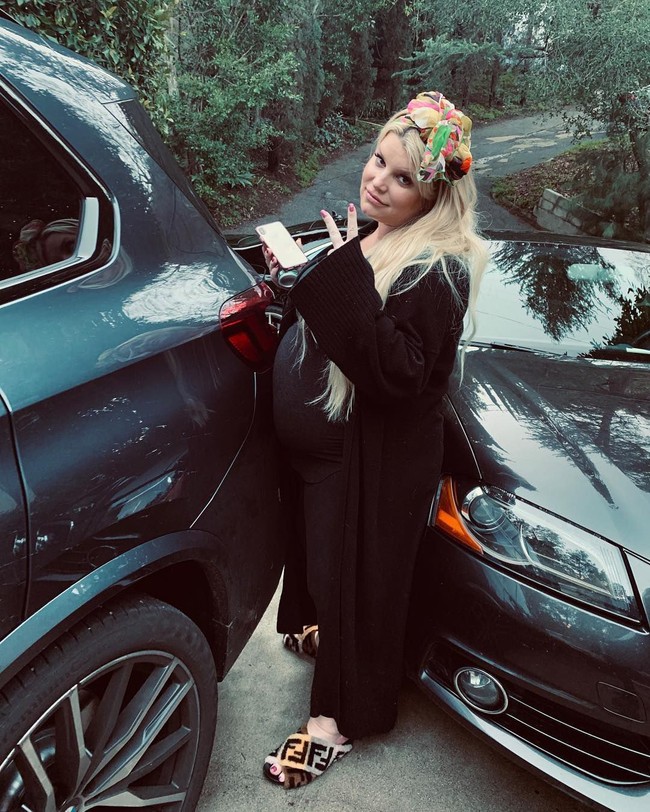 Mantan istri Nick Lachey ini memang olahraga keras dan diet ketat untuk menurunkan bobotnya. Dia bekerja keras dan olahraga dan makan sehat, berusaha kembali ke bentuk tubuhnya yang semula, kata seorang sumber yang dekat dengannya. Foto: Instagram/@jessicasimpson