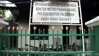 Pantauan detikcom, pos polisi Palmerah mulai terbakar sekitar pukul 21.20 WIB, Selasa (24/9/2019). Kebakaran itu berawal dari plang di dekat pospol. Asap membubung tinggi.