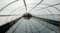 Tak hanya melihat pengelolaan garam, pengunjung juga bisa berfoto dengan latar belakang tunel-tunel garam yang instagamable serta spot foto lain yang ada.  (Foto: Rinto Heksantoro/detikcom)