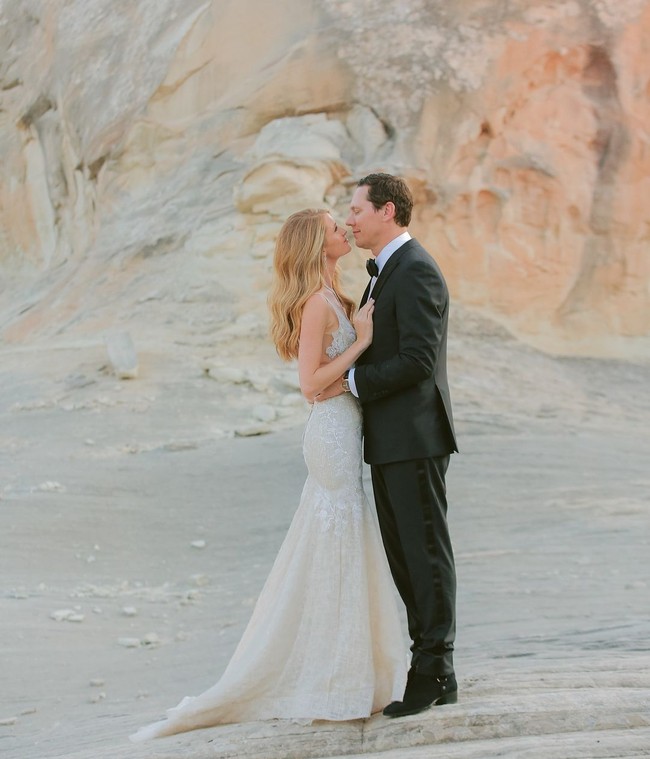 DJ Tiësto adalah salah satu DJ paling terkenal dan berbayaran termahal. Pemilik nama asli Tijs Michiel Verwes tersebut mempersunting Annika yang merupakan seorang model. Perbedaan usia keduanya pun jadi sorotan. Annika Backes diketahui berusia 23 tahun sedangkan suaminya berumur 50 tahun. Foto: Instagram @annikaverwest