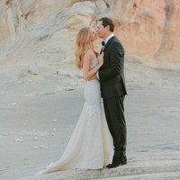 DJ Tiësto adalah salah satu DJ paling terkenal dan berbayaran termahal. Pemilik nama asli Tijs Michiel Verwes tersebut mempersunting Annika yang merupakan seorang model. Perbedaan usia keduanya pun jadi sorotan. Annika Backes diketahui berusia 23 tahun sedangkan suaminya berumur 50 tahun. Foto: Instagram @annikaverwest