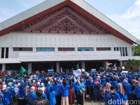 Tolak UU KPK, Massa Bawa Poster: UU-Mu Lebih Kejam dari Undangan Nikah Mantan