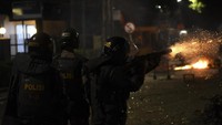 Polisi menembakkan gas air mata saat bentrokan terjadi di kawasan Palmerah, Jakarta, Rabu (25/9/2019). ANTARA FOTO/Nova Wahyudi.