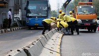 Sejumlah petugas dari Dinas Bina Marga dikerahkan untuk memperbaiki pembatas jalur Bus TransJakarta di sepanjang Jalan Gatot Subroto dari depan JCC sampai gedung DPR, Jakarta, Rabu (25/9/2019).