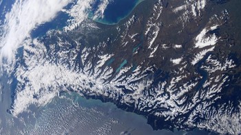 Jejeran pegunungan selatan Selandia Baru. Di sana lagi musim dingin, sehingga warna putih salju mendominasi (Christina Koch/Twitter)