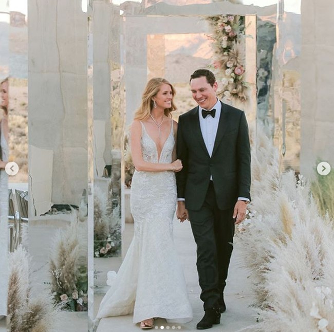 Pemberkatan pernikahan mereka dilangsungkan di padang pasir Utah, Amerika Serkat. Kepada Vogue, Annika mengatakan jika ia dan suami suka tempat yang tenang. Kamu suka ketenangan dan pemandangannya yang membuatmu seperti berada di planet lain, ugnkap model tersebut. Foto: Dok. Instagram/denniskwan