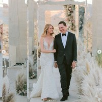 Pemberkatan pernikahan mereka dilangsungkan di padang pasir Utah, Amerika Serkat. Kepada Vogue, Annika mengatakan jika ia dan suami suka tempat yang tenang. Kamu suka ketenangan dan pemandangannya yang membuatmu seperti berada di planet lain, ugnkap model tersebut. Foto: Dok. Instagram/denniskwan