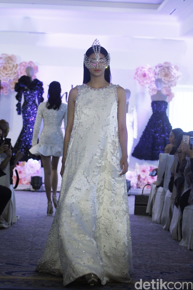 Desainer Julianto memperlihatkan lagi koleksinya ke publik Indonesia setelah sebelumnya ditampilan di New York Fashion Week 2019. Koleksi bertajul IL Fiore ini ditampilkan dalam fashion show yang digelar di Chora Room, The Tribrata, Jl. Darmawangsa III, Jakarta Selatan, Selasa (24/9/2019). Foto: Mohammad Abduh/Wolipop