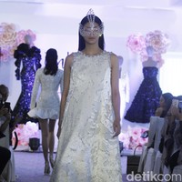Desainer Julianto memperlihatkan lagi koleksinya ke publik Indonesia setelah sebelumnya ditampilan di New York Fashion Week 2019. Koleksi bertajul IL Fiore ini ditampilkan dalam fashion show yang digelar di Chora Room, The Tribrata, Jl. Darmawangsa III, Jakarta Selatan, Selasa (24/9/2019). Foto: Mohammad Abduh/Wolipop