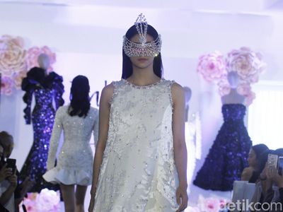 8 Gaun Malam Karya Julianto yang Memukau di New York Fashion Week
