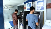 Sejumlah warga nampak menggunakan ATM yang berada di kawasan kantor unit Bank BRI di Sinabang, Pulau Simeulue, Aceh.