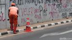 Pascademo, PPSU Bersihkan Vandalisme di Tembok Flyover Senayan